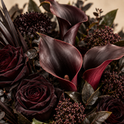 Gros plan des fleurs du bouquet noir premium Flowever – image de démonstration
