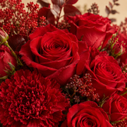 Gros plan des fleurs du bouquet rouge premium Flowever – image de démonstration